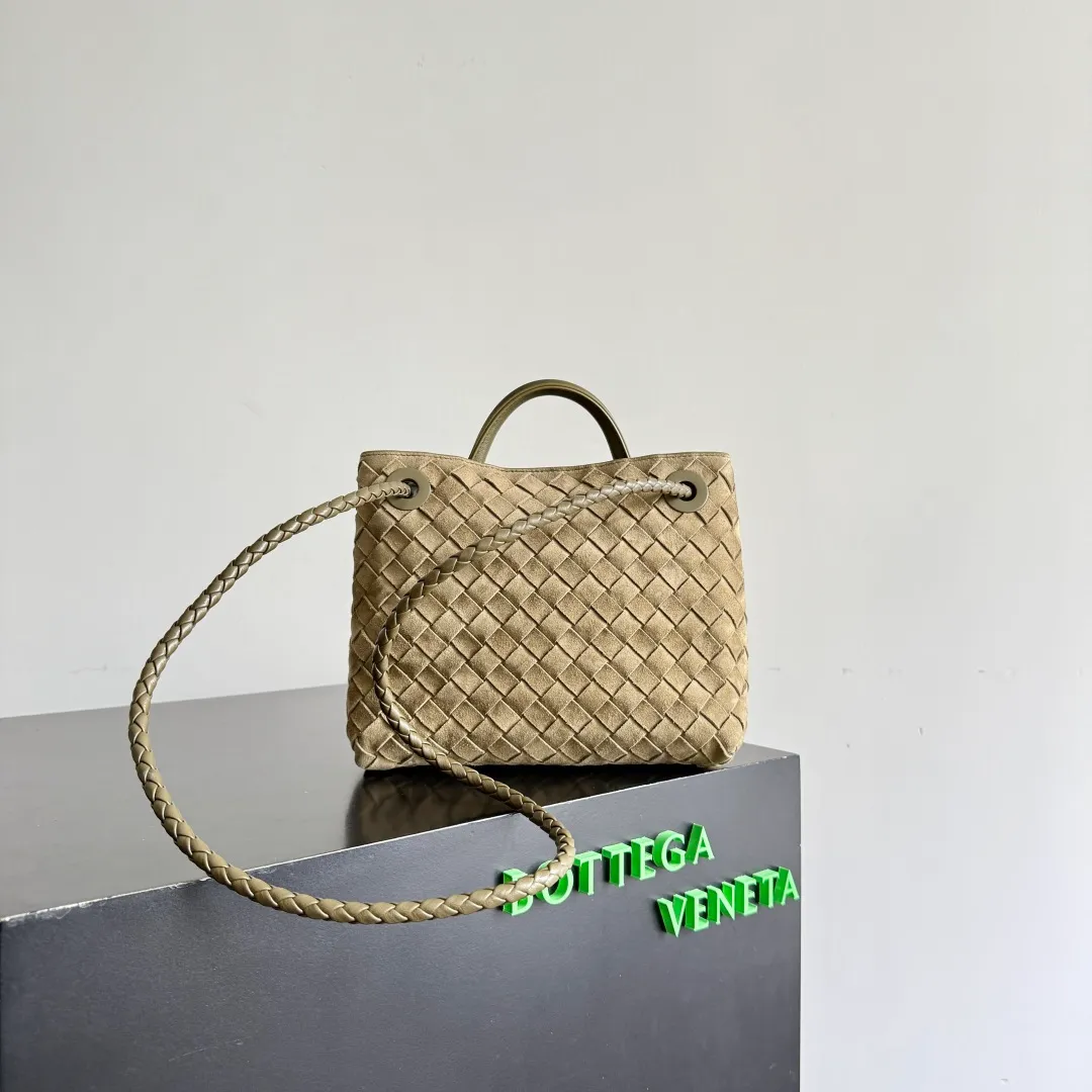 The 2023 new Andiamo batch of 1960 BV has been shipped‼ ️Really popular🔥The new Andiamo woven handbag launched by Bottega Veneta this season is really popular all over the world! ! Celebrities at home and abroad have worn it, and Oscar-winning actress Michelle Yeoh has taken it out on the street. Song Jia, Trai Yara, Yu Feihong, Sanji Ayaka, Rosie Hunting-Whiteley, Yoshioka Riho, etc. have all picked up this bag. It is classic and versatile, showing off its temperament, and the bag capacity is also large, which is very convenient for daily commuting! ! A variety of carrying methods, the shoulder straps can be adjusted by yourself, the original lambskin feels soft and delicate, and the neutral style is created to break gender boundaries and bring a more practical and longer-lasting use experience. Andiamo, which has both elegant and casual styles, perfectly interprets the true appearance of "fashionable old money style". Style number: 743568 (suede) Size: 25*22*10.5cm